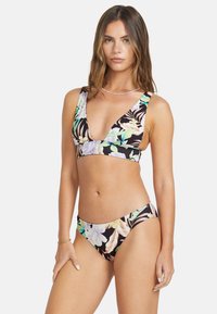 Blommig bikini-set med svart bas, som har stora pastellfärgade blommor och blad. Toppen har breda axelband och en djup V-ringning, med texturerad tyg.