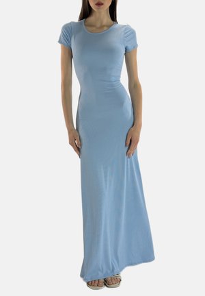 Robe longue bleu clair, manches courtes, silhouette près du corps, matière jersey douce, texture lisse, longueur au sol avec des détails minimaux.