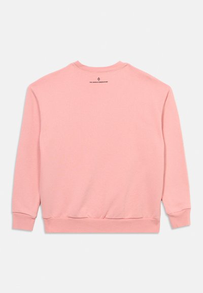 Φούτερ σε ανοιχτό ροζ χρώμα με μακριά μανίκια, ριμπ μανσέτες και τελείωμα, καθώς και μικρό μαύρο κείμενο και λογότυπο στο κέντρο κοντά στη βάση του λαιμού πίσω.