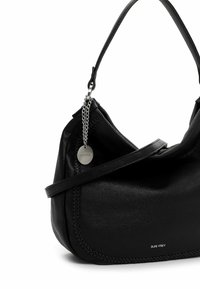 Czarna skórzana torebka o zakrzywionym kształcie, z odpinanym akcentem w postaci łańcuszka, przeszyciami i srebrną metką z logo.