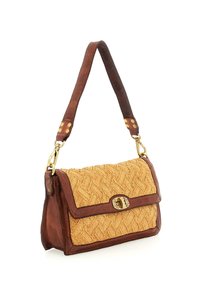 Piccolo borsetta rettangolare intrecciata in paglia con rifiniture in pelle marrone, chiusura a scatto dorata e tracolla regolabile in pelle con motivo.