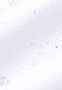 Waterafstotende witte stof met een gestructureerde weving, met kleine druppels water op het oppervlak die de waterdichte eigenschappen aangeven.