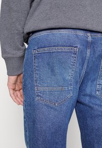 Marc O'Polo DENIM STITCHED HEM - Calças de ganga de perna direita - greyish light blue