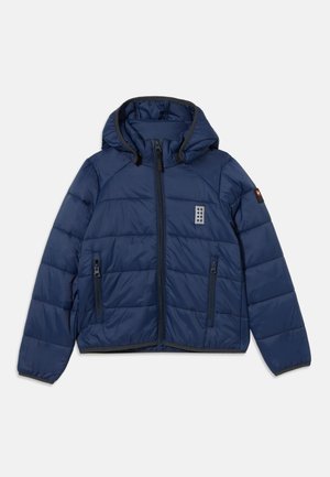 Casaco acolchoado azul marinho com capuz, fecho de correr frontal e dois bolsos com fecho, apresentando pequenos patches retangulares com logótipo no peito e na manga.