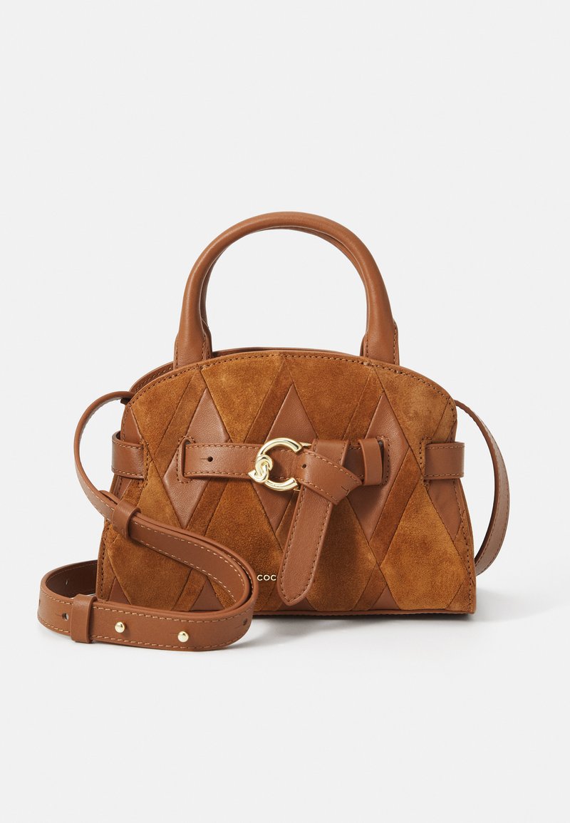 Sac à main en daim et cuir marron avec un motif en diamants, poignées supérieures, bandoulière amovible et accents en métal doré.