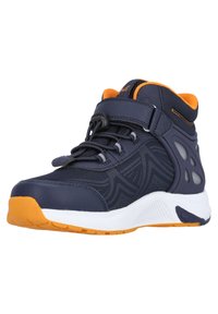 Høj-top sneakers i navy mesh med orange accenter. Har en tekstureret overdel, elastiske snørebånd og en hvid gummisål med orange detaljer.