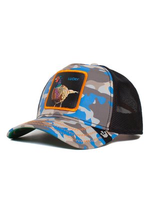 Gorra de camionero con un patrón de camuflaje en gris y azul, que presenta un parche negro con la palabra "LUCKY" y un diseño de pájaro colorido. Con respaldo de malla para ventilación.