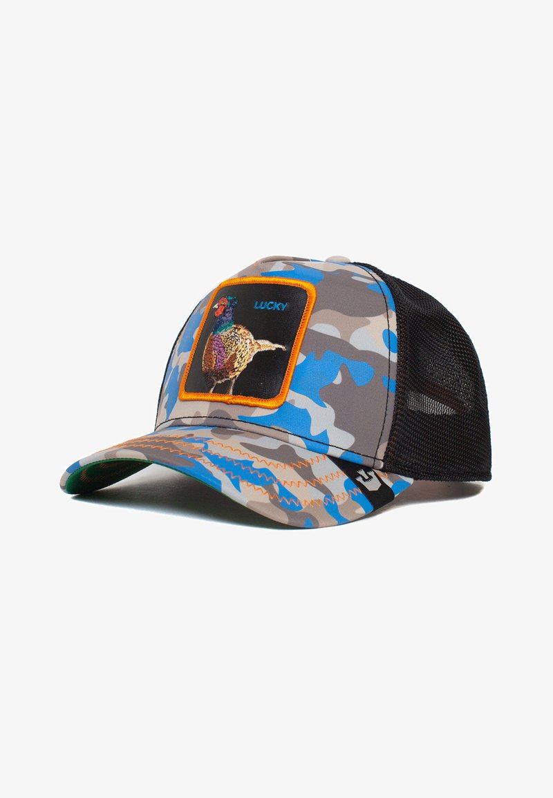 Gorra de camionero con un patrón de camuflaje en gris y azul, que presenta un parche negro con la palabra "LUCKY" y un diseño de pájaro colorido. Con respaldo de malla para ventilación.