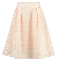 Hamele pleated yang terbuat dari lace ringan berwarna blush dengan pola bunga dan aksen geometris serta siluet yang melebar.