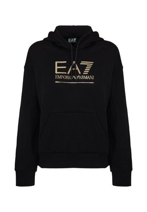 Felpa nera con cappuccio in tessuto morbido, dotata di tasca frontale, polsini a costine e un logo dorato "EA7 Emporio Armani" sul petto.