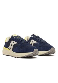 Sneakers in camoscio e rete blu navy con accenti grigi, dettagli gialli sul tallone e suola in gomma testurizzata, caratterizzate da chiusura con lacci.