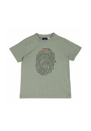 T-shirt verde chiaro a maniche corte con design testuale a spirale circolare in nero e rosso con parole e frasi motivazionali.
