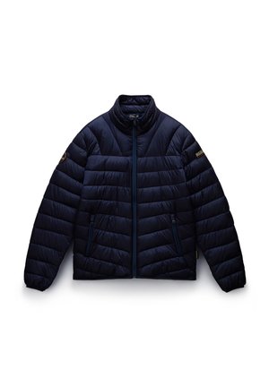 Giacca trapuntata blu navy con colletto alto, motivo a righe orizzontali, due tasche con zip e dettaglio del logo sulla manica sinistra.