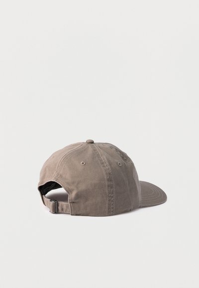 Taupe baseballcap sett bakfra med justerbar stropp og metallspenne på ensfarget lys bakgrunn.