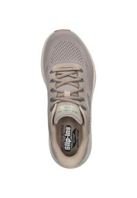 Scarpa sportiva beige con tomaia in rete, accenti blu, suola leggera e marchio "Skechers Slip-ins". Progettata per una vestibilità extra larga e comfort.