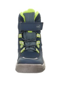 Blaue High-Top-Sneaker mit einem Mesh-Design, grünen Akzenten, einem Klettverschlussriemen und einer strukturierten Gummisohle mit grauen Details.