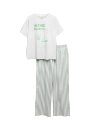 Biały krótki rękaw koszula z zielonym napisem „Morning Matcha Club” oraz luźne spodnie piżamowe w paski w jasnym zielonym i białym kolorze.