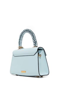 Borsa a tracolla in pelle azzurra chiara con un design strutturato, manico intrecciato, dettagli in hardware dorato e bordi neri. Presenta una parte superiore piatta e chiusa.