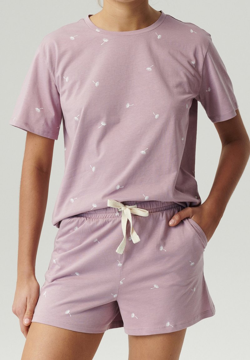 Piżama z krótkim rękawem w lawendowym kolorze z białym wzorem dmuchawców. Szorty z elastycznym pasem i sznurkiem, z bocznymi kieszeniami. Miękka bawełniana tkanina.