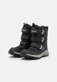 Czarne wodoodporne buty z trzema regulowanymi paskami na rzepy, teksturowana tkanina, wytrzymała podeszwa i szary akcent na podeszwie.