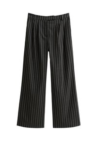 Zwarte gestreepte wijde broek met een geplooide voorkant. De stof heeft dunne witte verticale strepen en een gestructureerde afwerking.