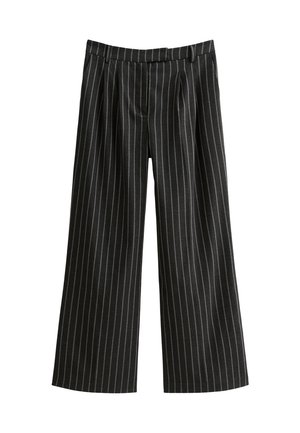 Pantalons larges à rayures noires avec une texture plissée à l'avant. Le tissu présente de fines rayures verticales blanches et une finition texturée.