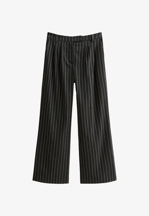 Zwarte gestreepte wijde broek met een geplooide voorkant. De stof heeft dunne witte verticale strepen en een gestructureerde afwerking.