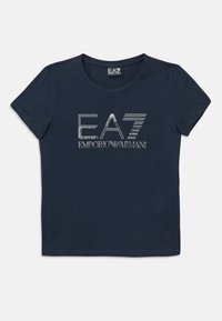 Mørkeblå t-skjorte med korte ermer og sølvfarget EA7 Emporio Armani-logo trykt over brystet, rund hals og vanlig passform.