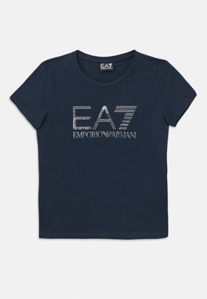 Mørkeblå t-skjorte med korte ermer og sølvfarget EA7 Emporio Armani-logo trykt over brystet, rund hals og vanlig passform.