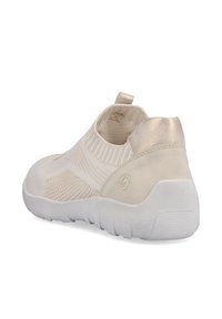 Strick-Slipper in Beige mit strukturiertem Design, metallischen Akzenten an der Ferse und einer weißen Gummisohle mit geriffeltem Muster.