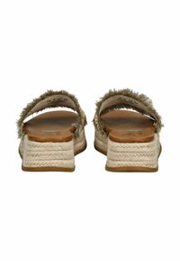 Sandalias de cuña con una parte superior de tela beige texturizada, tiras con flecos y un tacón de yute trenzado, con una suela lisa de color marrón claro.
