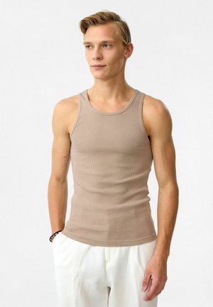 Lichtbruin geribbelde tanktop van rekbare stof. Aansluitend ontwerp met brede schouderbanden en een ronde halslijn.