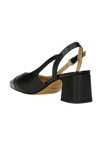 Černé kožené slingback podpatky se čtveratou špičkou, masivním podpatkem a vystřiženými bočními detaily. Obsahují přezkový pásek a hladké vnitřní podšívání.