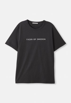 Svart t-shirt i bomull med korta ärmar och rundad halsringning. Texten "TIGER OF SWEDEN" tryckt i vitt över framsidan.