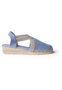Modré plátené espadrilky s prekríženými béžovými pásikmi, podrážkou omotanou šnúrkou, plochým dizajnom a textúrovanou tkaninou.