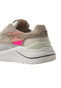 Sneaker beige e grigio con accenti rosa e menta, upper in mesh e sintetico, suola chunky, tacco testurizzato e striscia nera sulla suola.