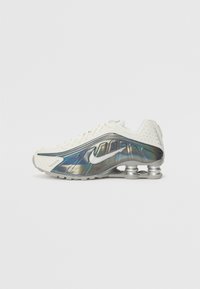 Nike Sportswear - SHOX - Sneakers basse - summit white/hydrangeas/silver/amethyst Immagine in miniatura 1