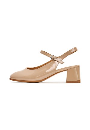Beżowy lakierowany but typu slingback na słupku z regulowanym paskiem na klamrę, pokazany z boku na białym tle.