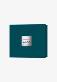 Türkisfarbener quadratischer Behälter mit einem metallisch silbernen Etikett, auf dem der Text "DAVIDOFF Cool Water" steht. Glatte Oberfläche, klare Linien und minimalistisches Design.