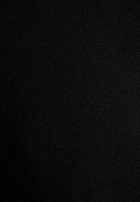 Tela negra con una superficie lisa y ligeramente texturizada, que presenta un color uniforme sin patrones o detalles visibles.