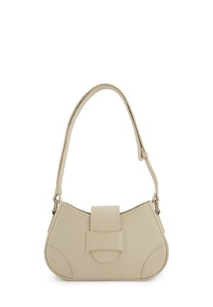 Sac à main en cuir beige avec une forme structurée, un dessus plat, des côtés arrondis, une fermeture à rabat à l'avant et une seule bandoulière réglable.