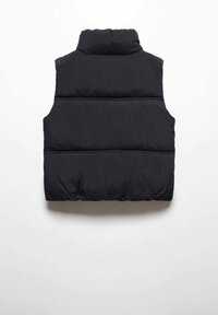 Gilet matelassé noir avec un col montant, des coutures horizontales et une texture en quilt. Sans manches, idéal pour les superpositions par temps frais.