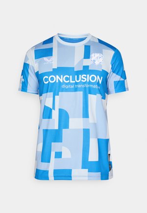 Rövid ujjú kék mez, amely különböző árnyalatú kék és fehér geometrikus mintázattal készült. Elöl fehér logó és felirat található.