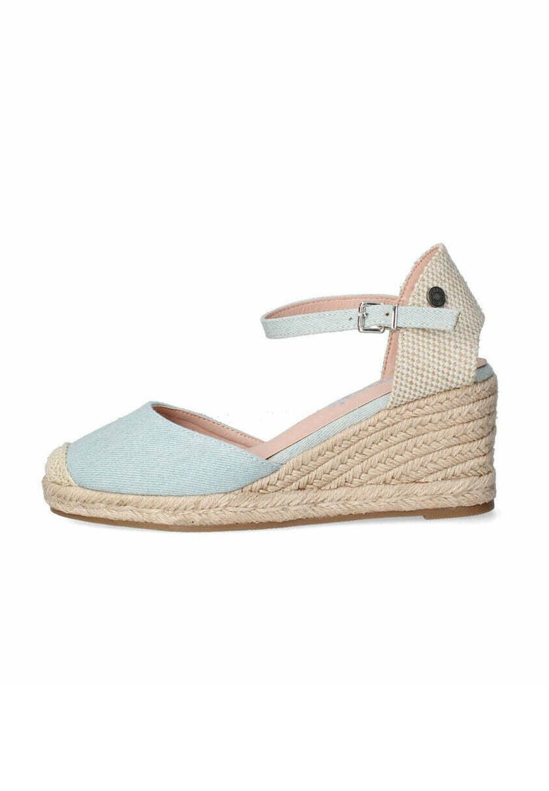 Sandalo wedge espadrille azzurro chiaro con tacco in juta intrecciata, cinturino alla caviglia regolabile e tomaia in tessuto morbido.