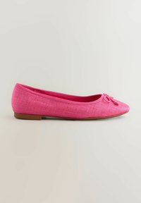 Rosa flache Schuhe aus strukturiertem Material, mit runder Spitze, dekorativer Schleifendetail vorne und einer niedrigen braunen Sohle.