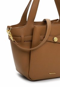 Brun taske i kornet læder med dobbelte håndtag, guldfarvede metaldele og lukning med trykknap foran. Har en struktureret form.