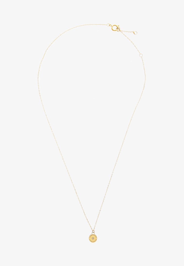 Gouden ketting met een ronde hanger waarin tekst is gegraveerd. Hanger heeft een kleine centrale edelsteen. Fijne en dunne schakels.