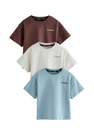 Drei schlichte T-Shirts mit kurzen Ärmeln in Braun, Weiß und Hellblau, jeweils mit dem "ALLSAINTS"-Logo auf der linken Brustseite.