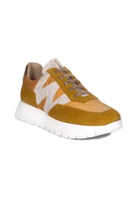 Zapatilla con parte superior de ante amarilla y tostada, paneles de malla, cordones finos y una gruesa suela de goma blanca con detalles de marca.