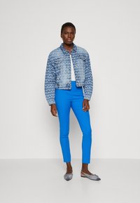 Patrizia Pepe PANTALONI TROUSERS - Auduma bikses - blue soul